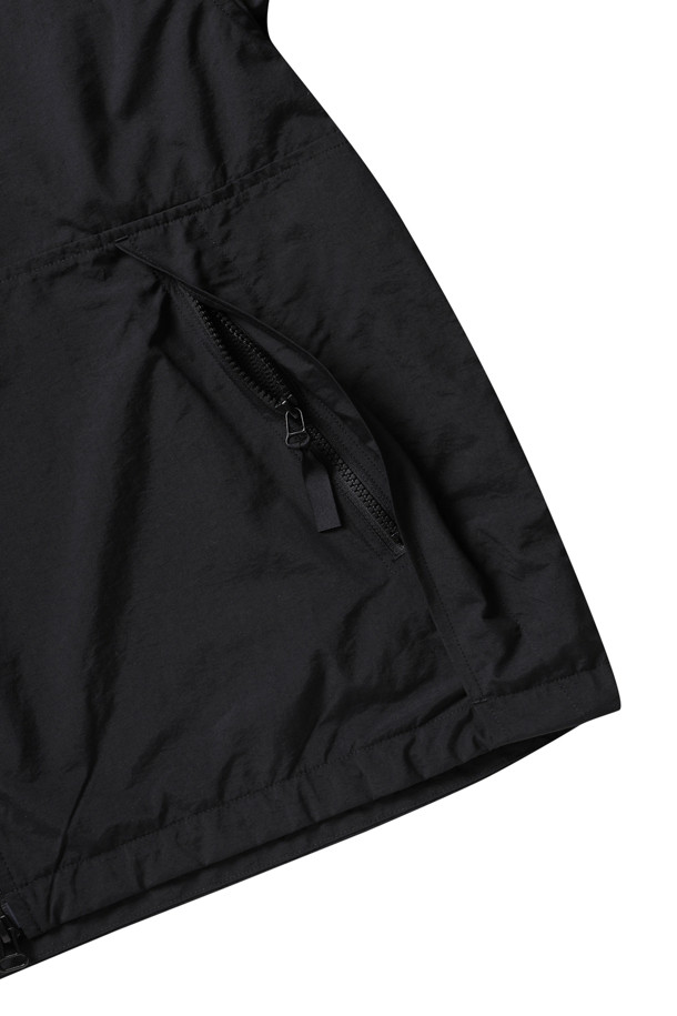 **MENS STUNNER 나일론 후드 재킷 - 블랙**

가볍고 부드러운 촉감의 MENS STUNNER (맨즈 스터너) 나일론 후드 재킷입니다. 일상, 산책, 여행 등 다양한 TPO에 활용하기 좋은 블랙 컬러의 후드 재킷으로, 봄, 가을 간절기에 적합합니다. 스포티, 캐주얼, 미니멀 스타일을 연출하기 좋으며, 레귤러 핏에 무지 디자인으로 어떤 스타일에도 쉽게 매치할 수 있습니다. 내부 메시 포켓, 가슴 부분 스티치 디테일, 더블 지퍼, 코팅 처리된 안감 등 섬세한 디테일이 돋보이는 제품입니다. 간편하게 걸치기 좋은 얇은 두께의 긴 소매 후드 재킷을 만나보세요.
