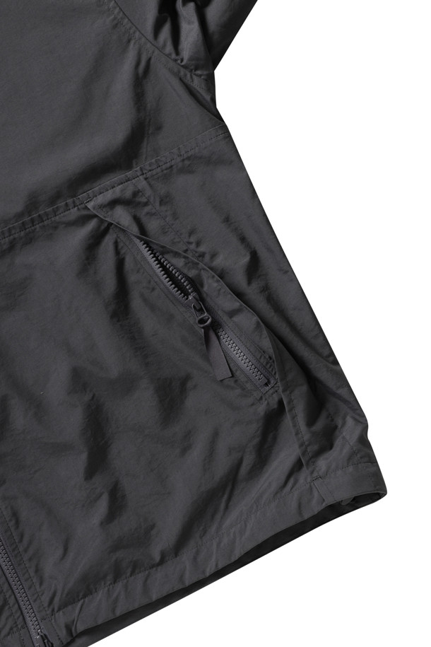 **멘즈 스터너 나일론 후드 재킷 - 차콜**

가볍고 부드러운 촉감의 남성용 후드 재킷입니다. 일상, 산책, 여행 등 다양한 TPO에 활용 가능하며, 캐주얼, 스포티, 미니멀 스타일을 연출하기 좋습니다. 얇은 두께감으로 봄, 가을 간절기에 적합하며, 무지 디자인에 레귤러 핏으로 제작되었습니다. 지퍼와 더블 지퍼 여밈 방식으로 편안하게 착용할 수 있으며, 내부 메시 포켓과 가슴 스티치 디테일, 코팅 안감으로 기능성을 더했습니다. 차콜 컬러로 어떤 옷에도 쉽게 매치하여 세련된 스타일을 완성할 수 있습니다.
