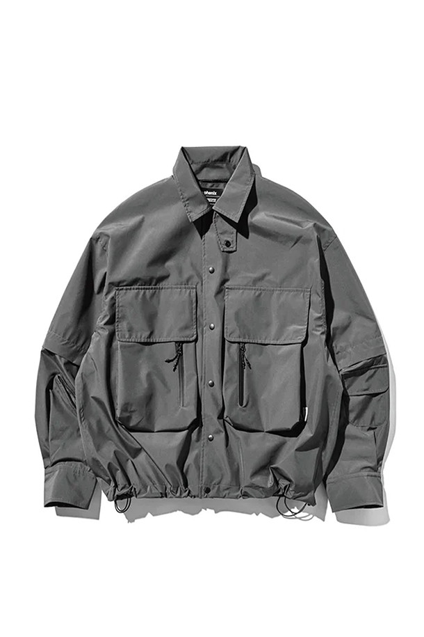 (CLESSTE) 고어텍스 랩스 디태처블 웨이딩 셔츠 재킷 - 그래파이트 그레이는 남성용 셔츠 재킷으로, 고어텍스 소재를 사용하여 방풍, 투습, 발수 기능을 갖췄습니다. 소매 분리가 가능하여 긴 소매와 반소매 두 가지 스타일로 연출할 수 있으며, 가슴 포켓과 칼라 턱 스트랩 디테일이 돋보입니다. 레귤러핏으로 제작되어 아웃도어 활동뿐만 아니라 일상에서도 스포티하고 미니멀한 스타일을 연출할 수 있습니다. 봄, 여름 시즌에 여행, 캠핑, 등산 시 착용하기 좋은 아이템입니다.
