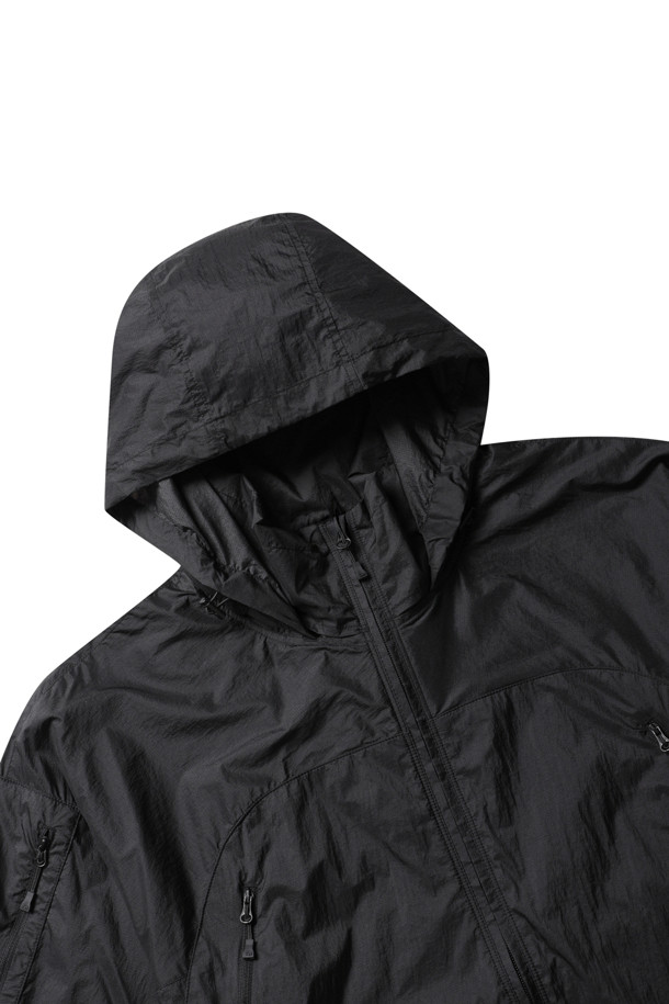 TECH 윈드 쉘 재킷 - 블랙은 일상과 스포츠 활동 모두에 적합한 공용 윈드브레이커입니다. 봄, 여름 시즌에 착용하기 좋으며, 미니멀하고 스포티한 스타일을 연출합니다. 가볍고 부드러운 나일론과 폴리우레탄 소재로 제작되어 편안한 착용감을 제공하며, 얇은 두께감으로 간절기에 활용하기 좋습니다. 후드 수납, 발수 기능, 통기성을 갖춰 활동성을 높였으며, 산책, 러닝, 여행 시에도 유용하게 활용할 수 있습니다. 블랙 컬러의 무지 디자인에 레귤러핏과 집업 스타일로, 다양한 룩에 매치하기 용이합니다.
