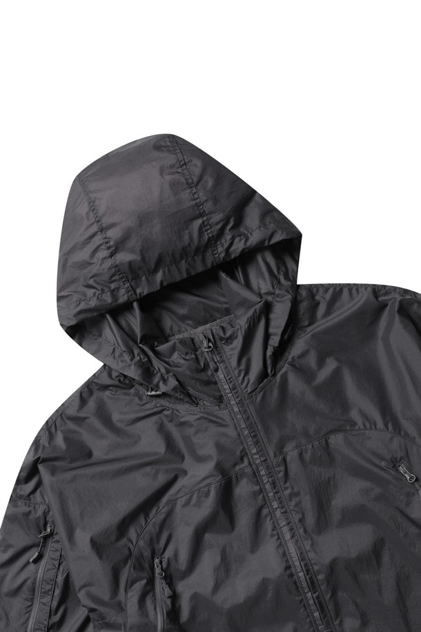 TECH WIND SHELL 재킷 - 차콜은 아웃도어 활동과 일상생활 모두에 적합한 윈드쉘 재킷입니다. 봄, 가을에 착용하기 좋으며, 스포티하고 캐주얼한 스타일을 연출할 수 있습니다. 차콜 컬러의 무지 디자인으로 어떤 옷에도 잘 어울립니다. 레귤러 핏으로 제작되었으며, 후드 수납이 가능하고 발수, 통기, 스트레치 기능이 있어 활동성을 높여줍니다. 나일론과 폴리우레탄 혼방 소재로 제작되어 부드러운 촉감과 얇은 두께감을 자랑합니다.
