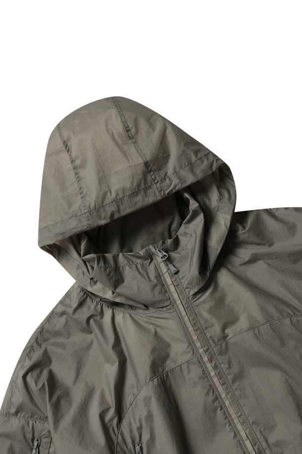 TECH WIND SHELL 재킷 - 울프그레이는 남성용 아우터 자켓입니다. 봄, 가을에 적합하며, 일상 및 아웃도어 활동에 모두 활용할 수 있습니다. 무지 패턴의 레귤러 핏 윈드브레이커 스타일로, 집업 방식으로 편안하게 착용 가능합니다. 나일론과 폴리우레탄 소재로 제작되어 얇지만, 발수, 방수, 통기 기능을 갖추어 활동성을 높였습니다. 후드 수납이 가능하며, 캐주얼, 스포티, 미니멀 스타일을 연출할 수 있어 동네 마실룩, 산책룩, 여행룩에 안성맞춤입니다.
