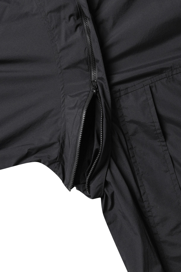 TECH 리버시블 필드 재킷 - 블랙은 캐주얼, 스포티, 미니멀 스타일을 추구하는 남녀 모두를 위한 아우터입니다. 봄, 가을에 적합하며, 일상생활에서 편안하게 착용할 수 있습니다. 앞면은 마이크로 립스톱 소재, 뒷면은 메시 소재로 제작되어, 탈부착 가능한 소매와 스탠드업 칼라가 특징입니다. 레귤러 핏의 집업 스타일로, 동네 마실룩, 산책룩, 여행룩 등 다양한 TPO에 활용하기 좋습니다. 무지 디자인의 블랙 컬러로 어떤 옷에도 쉽게 매치할 수 있습니다.

