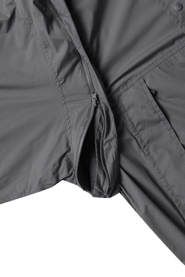 **TECH REVERSIBLE FIELD 재킷 - 차콜**

일상과 가을 나들이에 어울리는 TECH REVERSIBLE FIELD 재킷은 차콜 색상의 테크니컬하고 캐주얼한 무드를 연출합니다. 마이크로 립스톱과 메시 소재로 제작되어 가볍고, 양면 디자인과 탈부착 가능한 소매, 스탠드업 칼라가 특징입니다. 레귤러 핏에 집업 여밈 방식, 긴 소매 기장으로 간절기 날씨에 유용하게 활용할 수 있습니다. 무지 패턴의 레귤러 기장 필드 재킷으로, 미니멀한 스타일을 선호하는 분들께 추천합니다.
