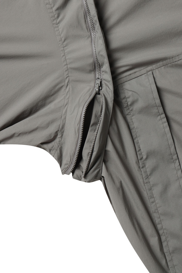 TECH 리버시블 필드 재킷 - 울프그레이는 캐주얼 및 스포티 스타일을 모두 아우르는 공용 아우터입니다. 봄, 가을에 적합하며, 얇은 두께감으로 간절기 활용도가 높습니다. 무지 패턴에 레귤러핏과 집업 여밈 방식으로 편안함을 더했습니다. 탈부착 소매, 스탠드업 칼라, 마이크로 립스톱 앞면, 메시 소재 뒷면으로 다양한 스타일을 연출할 수 있습니다. 동네 마실룩, 산책룩, 여행룩 등 일상에서 폭넓게 활용 가능한 아이템입니다.
