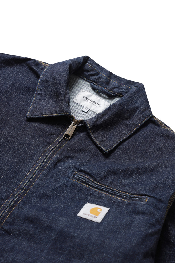 OG 디트로이트 재킷 - 블루 (린스드)는 남녀 모두 착용 가능한 데님 재킷입니다. 캐주얼, 미니멀, 클래식 스타일을 추구하는 분들께 추천하며, 봄, 가을 일상에서 편안하게 착용하기 좋습니다. 무지 디자인에 루즈 핏으로 제작되었으며, 지퍼 여밈 방식을 갖추고 있습니다. 양방향 앞면 지퍼, 지퍼 포켓, 조절 가능한 커프스와 밴드 디테일이 특징이며, 유기농 코튼 소재로 제작되어 뻣뻣한 촉감을 느낄 수 있습니다. 동네 마실룩, 봄 소풍룩, 가을 나들이룩에 활용하면 멋스러운 스타일을 연출할 수 있습니다.
