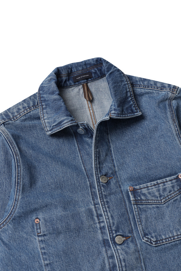 셀비지 데님 파이브-포켓 초어 재킷 - 블리치 워시는 워크웨어와 캐주얼 스타일을 넘나드는 남성용 데님 재킷입니다. 봄, 가을에 적합하며, 뻣뻣한 질감의 두꺼운 셀비지 데님 소재로 제작되었습니다. 박시 핏에 레귤러 기장으로 편안하게 착용 가능하며, 블리치 워시 컬러가 빈티지한 매력을 더합니다. 5포켓 디테일과 3개의 외부 포켓, 1개의 내부 포켓으로 실용성을 높였으며, 버튼 여밈 방식으로 간편하게 스타일링할 수 있습니다. 동네 마실룩, 봄 소풍룩, 가을 나들이룩 등 다양한 TPO에 활용하기 좋습니다.
