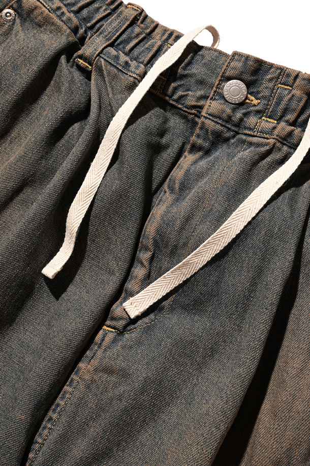 (CLESSTE) 빈티지 데님 셀비지 시티 밀리터리 하프 팬츠 - 빈티지 브라운은 남성용 데님 반바지입니다. 봄, 여름 시즌에 어울리는 레귤러핏 반바지로, 밀리터리 스타일과 빈티지한 무드를 동시에 느낄 수 있습니다. 뻣뻣한 질감의 데님 소재와 셀비지 디테일, 빈티지 워싱 처리로 독특한 멋을 더했습니다. 여행룩, 휴가룩, 캠핑룩 등 다양한 TPO에 캐주얼, 클래식, 워크웨어 스타일로 활용하기 좋습니다.
