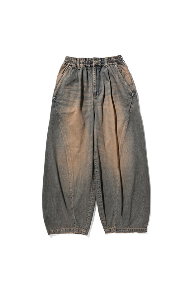 (CLESSTE) 빈티지 브라운 컬러의 셀비지 데님 팬츠입니다. 남성용으로, 빈티지 무드와 캐주얼 스타일을 연출하기 좋습니다. 두꺼운 데님 소재에 뻣뻣한 촉감, 루즈핏과 와이드 핏으로 편안함을 더했습니다. 사계절 착용 가능하며, 빈티지 워싱과 트위스트 디자인이 특징입니다. 일상복으로 개성 있는 스타일을 완성해보세요.
