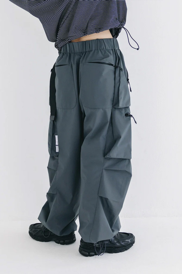 (CLESSTE) GTX CITY 밀리터리 커브 팬츠 - 그래파이트 그레이는 남성용 밀리터리 팬츠입니다. 일상, 아웃도어 활동에 적합하며, 봄, 가을, 겨울 계절에 착용하기 좋습니다. 루즈핏으로 편안함을 강조하며, 무지 디자인에 두꺼운 두께감과 뻣뻣한 촉감의 나일론 소재를 사용했습니다. 카고 포켓과 테크니컬 소재가 특징이며, 캐주얼, 스트리트, 워크웨어 스타일을 연출할 수 있습니다.
