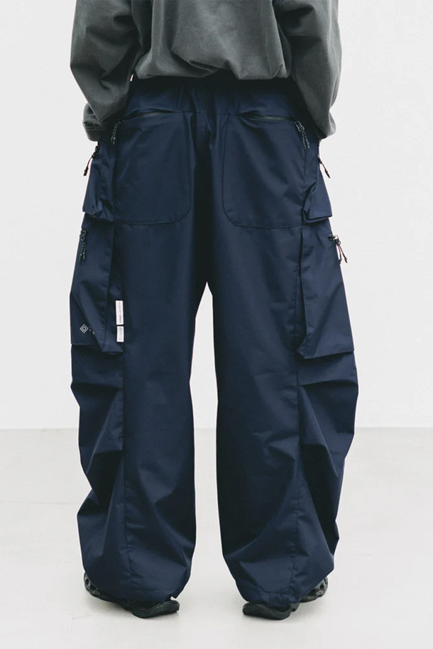 (CLESSTE) GTX CITY MILITARY CURVE PANTS - 네이비는 남성용 바지로, 봄, 가을, 겨울 계절에 착용하기 좋습니다. 넉넉한 루즈핏과 와이드 핏으로 편안한 착용감을 제공하며, 두꺼운 나일론 소재로 제작되어 뻣뻣한 촉감이 특징입니다. 밀리터리 스타일과 스트릿 무드를 동시에 연출할 수 있으며, 카고 포켓 디테일이 돋보입니다. 캠핑룩, 스트리트, 워크웨어, 고프코어 스타일을 즐겨 입는 남성에게 추천합니다.
