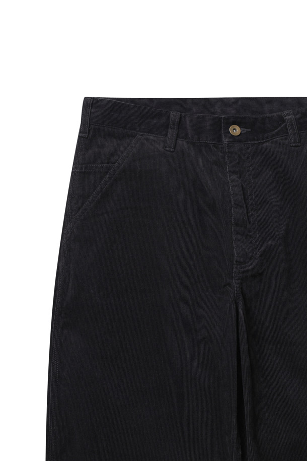 (NANAMICA) 코듀로이 도크 팬츠 - 네이비는 가을, 겨울 시즌에 어울리는 남녀 공용 코듀로이 팬츠입니다. 릴렉스 핏과 와이드한 바지 핏으로 캐주얼하고 편안한 스타일을 연출합니다. 면, 폴리에스테르, 코듀로이 혼방 소재로 제작되어 두께감이 있으며, 드로스트링과 지퍼 여밈 방식으로 편의성을 높였습니다. 무지 디자인의 네이비 컬러로, 미니멀하고 클래식한 룩을 완성할 수 있습니다. 일상생활에서 폭넓게 활용하기 좋은 아이템입니다.
