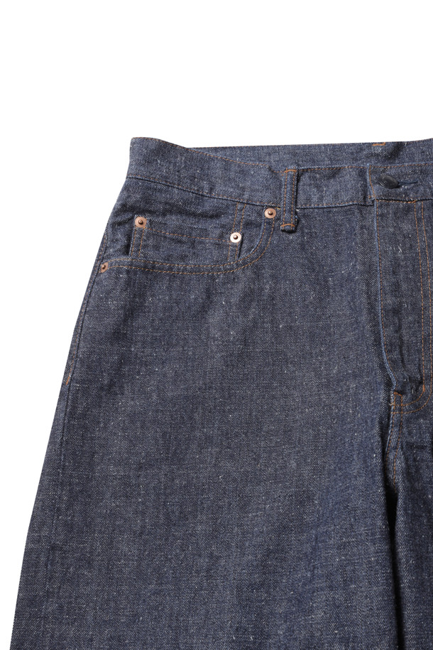 (NANAMICA) 셀비지 데님 팬츠 - 인디고는 남성용 데님 팬츠로, 캐주얼과 클래식 스타일을 모두 아우르는 디자인입니다. 사계절 착용 가능하며, 일상과 출근룩, 모임룩 등 다양한 TPO에 활용할 수 있습니다. 뻣뻣한 촉감의 두꺼운 셀비지 데님 소재에 은은한 광택이 감돌며, 입체감 있는 질감을 더해 빈티지한 멋을 살렸습니다. 레귤러핏 스트레이트 실루엣으로, 거셋 크로치와 지퍼 플라이 디테일이 돋보이며, 원워시 마감으로 세련된 룩을 연출합니다.
