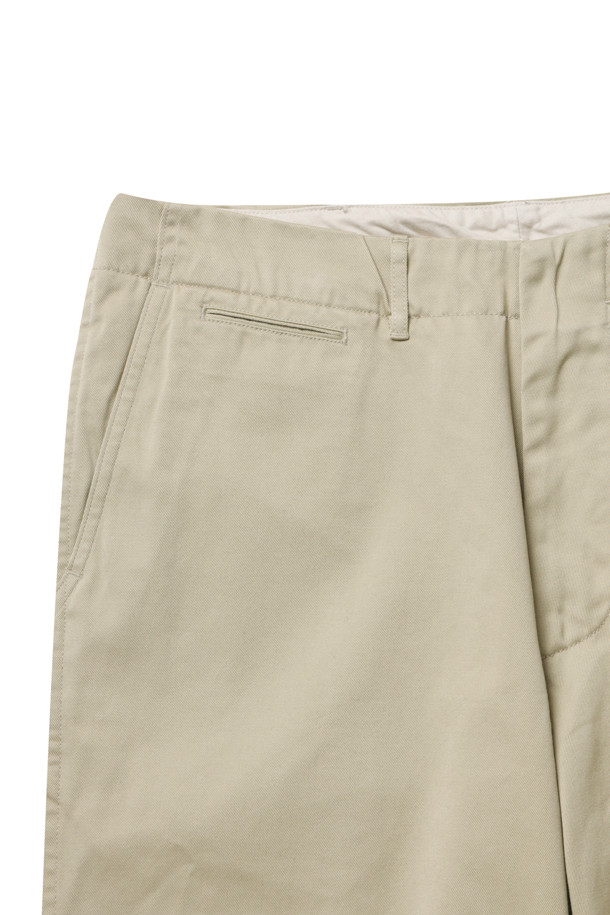 (NANAMICA) 와이드 치노 팬츠 - 카키는 남성용 치노 팬츠로, 클래식하고 베이직한 스타일을 연출합니다. 봄, 여름, 가을에 적합하며, 넉넉한 루즈핏 와이드 실루엣의 긴 기장으로 편안함을 선사합니다. 폴리에스테르와 면 혼방 소재로 제작되어 보통 두께감과 촉감을 제공하며, 무지 디자인에 지퍼 여밈과 숨은 스냅 후포켓, 그리고 거셋 크로치 디테일이 돋보입니다. 출근룩과 비즈니스 캐주얼, 그리고 미니멀하고 캐주얼한 스타일을 즐기는 분들에게 추천합니다.
