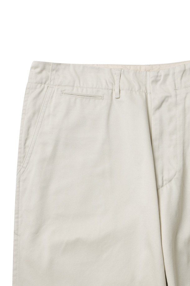 (NANAMICA) 와이드 치노 팬츠 - 드라이 샌드는 40년대 미군 치노 디자인을 기반으로 제작된 남성용 치노 팬츠입니다. 드라이 샌드 컬러의 무지 디자인으로, 봄, 여름, 가을 계절에 활용하기 좋습니다. 폴리에스테르와 면 혼방 소재로 제작되어 루즈핏의 편안한 착용감을 선사하며, 중간 두께감으로 다양한 상의와 매치하기 용이합니다. 지퍼 여밈, 숨은 스냅 후포켓, 거셋 크로치 디테일이 특징이며, 출근룩과 비즈니스 캐주얼, 클래식, 미니멀, 워크웨어 스타일을 연출하기 좋습니다.
