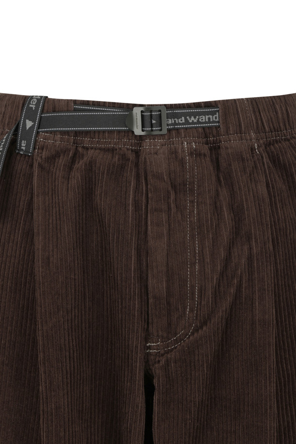(앤드 와이너) 코듀로이 팬츠 - 다크브라운은 일상과 아웃도어 활동 모두에 적합한 남성용 바지입니다. 가을과 겨울에 따뜻하게 입을 수 있도록 두꺼운 코듀로이 소재로 제작되었으며, 톤 다운된 다크브라운 컬러가 세련된 분위기를 연출합니다. 와이드 핏과 루즈핏으로 편안한 착용감을 제공하며, 고밀도 원단과 발수 기능을 갖추어 실용성을 높였습니다. 캠핑룩, 캐주얼, 클래식, 미니멀 스타일 모두 소화 가능한 활용도 높은 아이템으로, 입체적인 실루엣이 돋보입니다.
