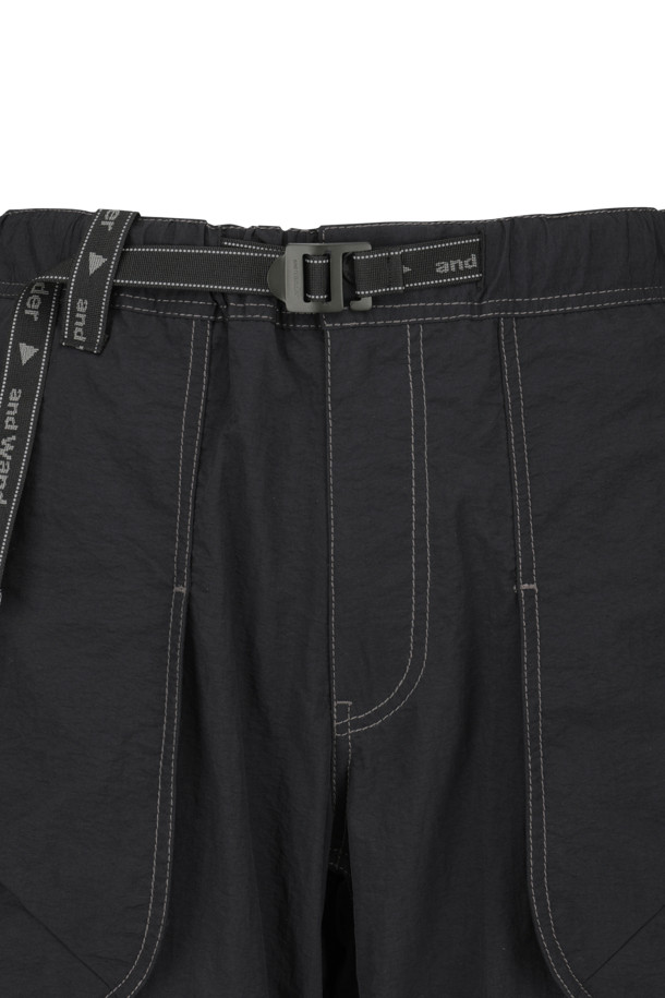 앤드 와이어(AND WANDER) NY 타프타 하이커 2웨이 팬츠 - 블랙은 아웃도어 활동에 최적화된 하이킹 팬츠입니다. 발수 기능과 자외선 차단 기능이 있어 쾌적한 착용감을 제공하며, 지퍼를 활용하여 투웨이 스타일로 연출할 수 있습니다. 봄, 여름, 가을에 착용하기 좋은 얇은 두께의 레귤러핏 팬츠로, 스포티하고 미니멀한 스타일을 연출하기 좋습니다. 경량 나일론 타프타 소재로 제작되었으며, 허리 밴딩은 없습니다. 등산, 캠핑, 여행 등 다양한 TPO에 활용 가능합니다.
