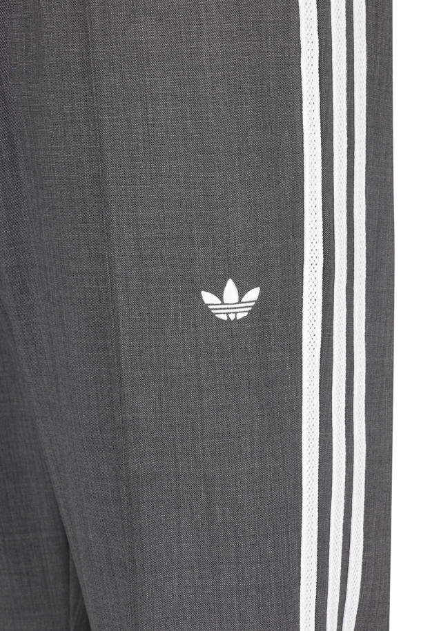 아디다스 X 웨일스 보너 울 팬츠 - 다크 그레이 헤더는 일상, 출근룩, 비즈니스 캐주얼, 모임룩 등 다양한 TPO에 활용하기 좋은 남성용 울 팬츠입니다. 부드러운 촉감의 울 소재로 제작되어 가을, 겨울 시즌에 따뜻하고 편안하게 착용할 수 있습니다. 미니멀한 스타일과 스트레이트 핏 디자인으로 클래식, 미니멀, 시크한 스타일을 연출하기 용이합니다. 다크 그레이 컬러의 무지 디자인과 밴딩 허리 디테일이 특징이며, 두꺼운 두께감으로 보온성을 더했습니다. 아디다스와 웨일스 보너의 콜라보레이션으로 탄생한 특별한 아이템입니다.
