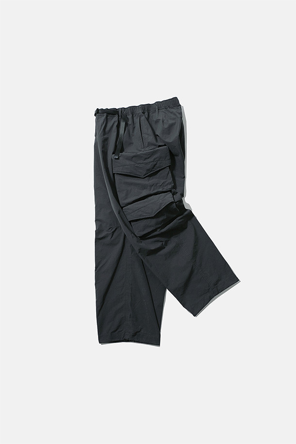 SIMO LINED PANTS - 차콜은 스위스 군 저격수 군복을 기반으로 제작된 남성용 라인드 팬츠입니다. 겨울철 일상과 밀리터리 스타일을 모두 만족시키는 이 바지는 두꺼운 두께감과 발열 안감으로 뛰어난 보온성을 제공합니다. 루즈핏으로 편안한 착용감을 선사하며, 허리 벨트, 밑단 스트링 조절 기능으로 사이즈를 맞춤 조절할 수 있습니다. 플랩 포켓과 스냅 여밈 디테일이 특징이며, 워크웨어, 캐주얼, 미니멀 스타일 모두 소화 가능한 활용도 높은 아이템입니다. 차콜 색상의 무지 패턴으로 어떤 상의와도 쉽게 매치하여 겨울 데일리룩, 캠핑룩을 연출할 수 있습니다.

