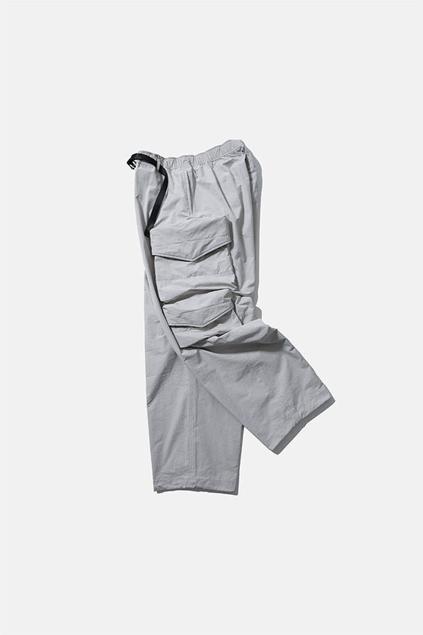 SIMO LINED PANTS - OYSTER (시모 라인드 팬츠 - 오이스터)는 남성용 바지로, 스위스 군 저격수 군복을 베이스로 제작되어 밀리터리 스타일을 연출합니다. 두꺼운 두께감과 발열 안감으로 겨울철에도 따뜻하게 착용 가능하며, 루즈핏으로 편안한 착용감을 제공합니다. 허리 벨트, 밑단 스트링, 내장형 이밴드, 패치 포켓 등 다양한 디테일이 돋보이며, 일상, 여행, 산책 등 다양한 TPO에 활용 가능합니다. 나일론과 면 혼방 소재에 무지 패턴으로 워크웨어, 미니멀, 클래식 스타일을 모두 소화합니다.
