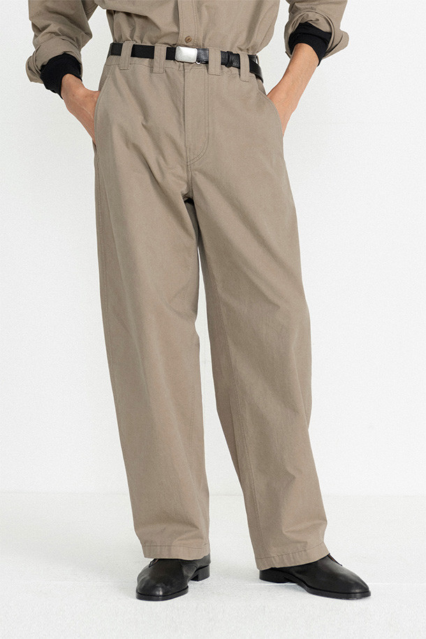 다크 베이지 색상의 WASHED WORK PANTS(워시드 워크 팬츠)입니다. 사계절 내내 활용 가능한 면 소재의 워크팬츠로, 빈티지하면서도 워크웨어 스타일을 연출합니다. 레귤러핏으로 편안하게 착용 가능하며, 트윌 바이오 워싱, 가먼트 워싱, 후워싱 처리를 통해 부드러운 촉감을 느낄 수 있습니다. 일상, 특히 쇼핑룩에 적합하며, 캐주얼, 클래식 스타일을 즐기는 분들께 추천합니다. 사선 포켓과 웰트 포켓, 스티치 디테일이 돋보이는 무지 디자인의 긴바지입니다.
