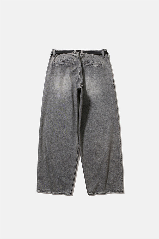 블리치드 블랙 컬러의 와이드 벨티드 데님 팬츠입니다. 캐주얼, 미니멀, 시티보이 스타일을 즐기는 분들께 추천합니다. 11온스 면 소재로 제작되어 편안한 착용감을 선사하며, 넉넉한 와이드핏으로 활동성을 높였습니다. 허리 턱 및 다트 디테일이 돋보이며, 자석 버클과 스냅 버튼 뒷주머니, 지퍼 플라이 등의 특징을 갖추었습니다. 데일리룩, 동네 마실룩, 쇼핑룩 등 다양한 TPO에 활용하기 좋습니다.
