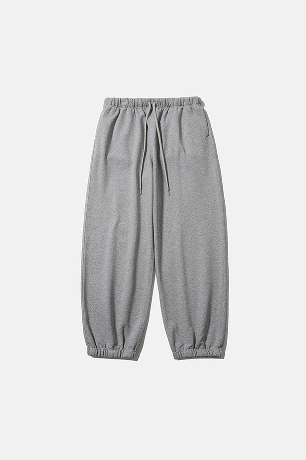 남성용 'BAGGY SWEAT PANTS (배기 스웻 팬츠) - 헤더 그레이'입니다. 부드러운 면과 폴리에스테르 혼방 소재로 제작되어 편안한 착용감을 선사하며, 봄, 가을, 겨울 모두 활용 가능합니다. 넉넉한 배기핏과 루즈핏으로 편안함을 강조하고, 두꺼운 두께감으로 보온성을 더했습니다. 허리 부분에는 내장형 밴딩과 스트링이 있어 조절이 용이하며, 사이드 및 후면 포켓으로 실용성을 높였습니다. 캐주얼, 스포티, 미니멀 스타일을 소화하며 집콕룩, 산책룩, 캠핑룩 등 다양한 TPO에 활용하기 좋습니다.
