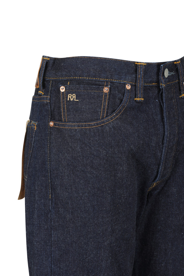 빈티지 5포켓 이스트-웨스트 셀비지 데님 팬츠 - 이스트/웨스트 린스는 남성용으로 제작된 레귤러핏 데님 팬츠입니다. 네이비 컬러의 무지 데님 소재로, 사계절 내내 착용하기 좋습니다. 뻣뻣한 촉감과 두꺼운 두께감으로 빈티지하고 클래식한 스타일을 연출합니다. 셀비지 디테일과 5포켓 디자인이 특징이며, 미니멀, 워크웨어 스타일을 선호하는 분들께 추천합니다.
