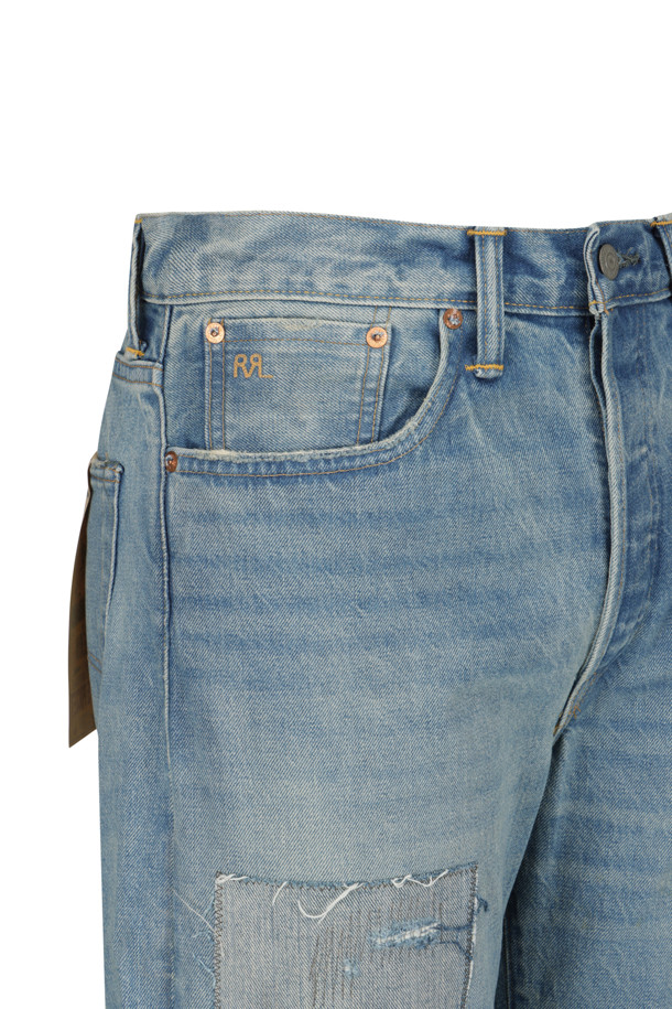 빈티지 5 포켓 미들랜즈 셀비지 진 - 미들랜즈 워시는 남성용 데님 팬츠로, 캐주얼하고 클래식한 스타일을 연출합니다. 미드블루 컬러의 무지 디자인이며, 사계절 착용 가능합니다. 뻣뻣한 촉감의 스트레이트핏으로, 5 포켓 디자인과 셀비지 데님, 체인 스티치 허리밴드가 특징입니다. RRL 자수와 뒷면 스웨이드 로고 라벨, 그리고 미국에서 제작되었다는 점이 돋보입니다.
