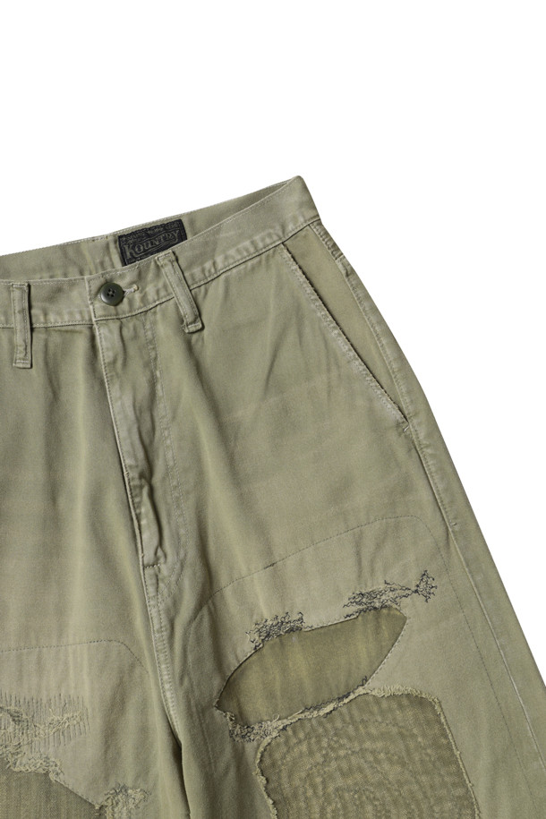 (KAPITAL) 캐피탈 Katsuragi Cotton Port 배기 팬츠 (Hippie0Champetre Remake) - K2310LP096 카키는 면 소재의 배기핏 팬츠입니다. 봄, 가을에 어울리는 캐주얼 및 스트릿 스타일의 의류로, 넉넉한 루즈핏이 특징입니다. 카키 컬러와 데미지 디테일이 빈티지한 무드를 더하며, 허리 부분 벨트 루프와 버튼, 지퍼 잠금 방식으로 착용할 수 있습니다. 사이드 포켓과 뒷주머니는 실용성을 높였으며, 동네 마실룩이나 가을 나들이룩에 적합합니다.
