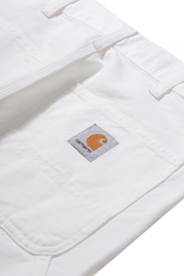 더블니 팬츠 - 왁스'는 워크웨어와 캐주얼 스타일을 넘나드는 남성용 바지입니다. 오가닉 코튼 소재로 제작되어 사계절 내내 착용 가능하며, 릴랙스 핏과 스트레이트 핏으로 편안함을 제공합니다. 무릎 부분의 이중 덧댐 처리, 트리플 스티칭으로 내구성을 높였으며, 툴 포켓과 해머 루프, 지퍼 플라이 디테일이 특징입니다. 허리선은 레귤러 웨이스트로 디자인되었으며, 무지 패턴의 왁스 컬러가 미니멀한 무드를 더합니다.
