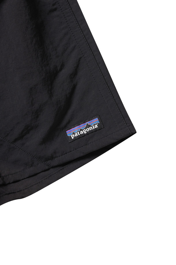 **Mens Baggies Shorts (멘스 배기스 쇼츠) - 5 in. - Black (블랙)**

여름철 일상 및 아웃도어 활동에 적합한 남성용 5부 반바지입니다. 블랙 색상의 무지 디자인으로, 스포티하면서도 캐주얼한 스타일을 연출합니다. 얇고 여유로운 레귤러 핏에 메쉬 안감과 밴딩 처리로 편안한 착용감을 선사하며, 발수 및 속건 기능으로 쾌적함을 유지합니다. 재활용 소재를 사용하여 제작되었으며, 뛰어난 내구성을 자랑합니다. 여행, 휴가, 산책 등 다양한 TPO에 미니멀하게 활용하기 좋습니다.
