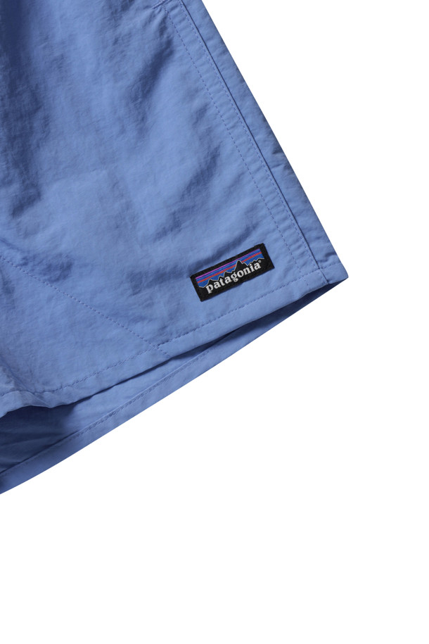 멘즈 배기스 쇼츠 - 5인치 - 어번던트 블루는 일상과 아웃도어 활동에 적합한 남성용 반바지입니다. 시원한 여름을 위한 얇은 두께감과 레귤러핏으로 편안한 착용감을 제공하며, 발수 및 속건 기능을 갖춰 쾌적함을 유지합니다. 재활용 소재를 사용하여 제작되었으며, 메쉬 라이너가 포함되어 통기성을 높였습니다. 캐주얼, 스포티, 미니멀 스타일을 모두 소화할 수 있으며, 여행, 휴가, 산책 등 다양한 TPO에 활용하기 좋습니다.
