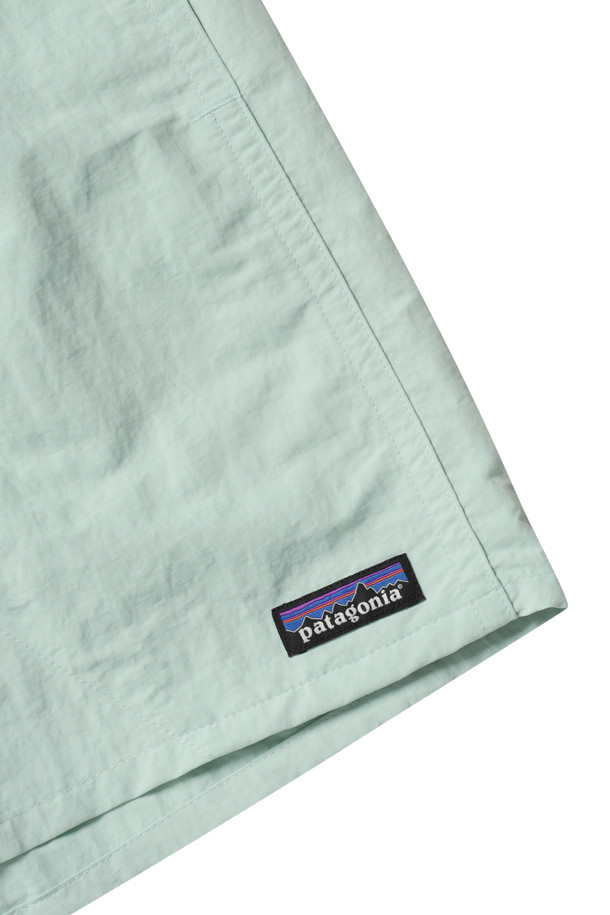 멘스 배기스 쇼츠 5인치 - 린스 그린은 일상, 아웃도어 활동에 적합한 남성용 숏 바지입니다. 얇은 두께의 나일론 소재로 제작되어 여름철에도 시원하게 착용할 수 있으며, 루즈핏 디자인으로 편안한 착용감을 제공합니다. 린스 그린 컬러의 무지 디자인으로 캐주얼, 스포티, 미니멀 스타일을 연출하기 좋습니다. 발수 및 속건 기능이 있어 쾌적함을 유지하며, 재활용 소재를 사용하여 제작되었습니다. 메쉬 라이너와 밴딩 허리, 5부 기장으로 여행, 휴가, 산책 등 다양한 TPO에 활용할 수 있습니다.
