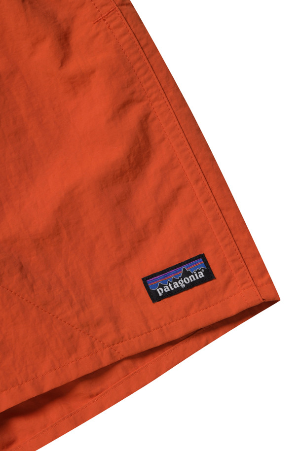 멘즈 배기스 쇼츠 5인치 - 폴리네이터 오렌지는 여름철 편안함과 스타일을 모두 갖춘 남성용 반바지입니다. 5부 기장의 루즈핏으로 제작되어 활동성을 높였으며, 발수 및 속건 기능의 나일론 소재를 사용하여 쾌적한 착용감을 선사합니다. 일상, 아웃도어 활동은 물론 여행이나 휴가, 바캉스룩으로도 활용하기 좋습니다. 안감에는 메쉬 라이너를, 허리에는 밴딩 처리를 더해 편안함을 더했으며, 리사이클 소재를 사용하여 친환경적인 가치를 더했습니다. 스포티하면서도 캐주얼한 느낌을 주는 무지 오렌지 컬러의 반바지로, 여름 스타일링에 포인트를 더해보세요.
