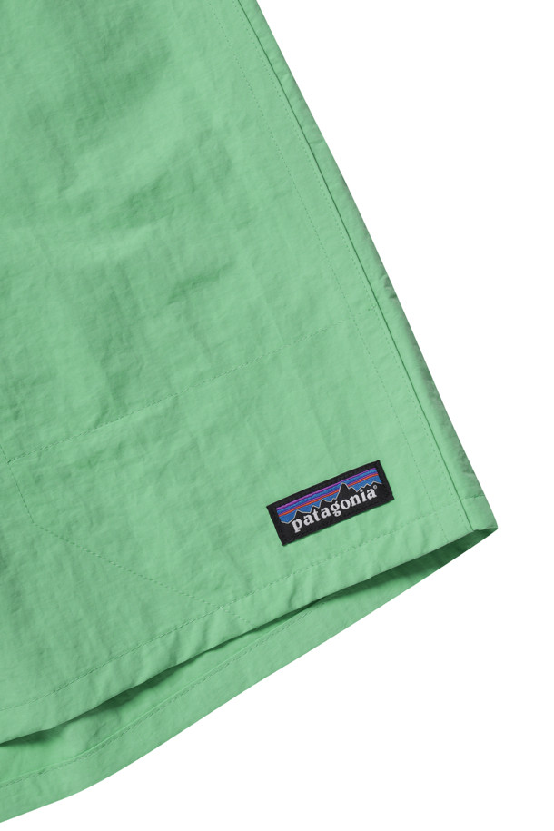 멘즈 배기스 롱 7인치 - 알로에 그린은 여름철 캐주얼하고 스포티한 스타일 연출에 적합한 남성용 반바지입니다. 가볍고 얇은 두께의 나일론 소재로 제작되어 뛰어난 통기성을 제공하며, 루즈핏으로 편안한 착용감을 선사합니다. 메쉬 안감과 발수 및 속건 기능을 갖춰 쾌적함을 유지해주며, 일상, 아웃도어 활동은 물론 여행이나 휴가, 산책 시에도 활용하기 좋습니다. 재활용 소재를 사용하여 친환경적인 가치를 더했으며, 알로에 그린 컬러와 무지 디자인으로 미니멀한 매력을 더합니다. 밴딩 처리된 허리 부분은 활동성을 높여줍니다.
