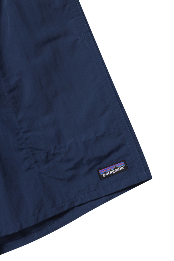 멘스 배기스 롱 7인치 - 타이디풀 블루입니다. 시원한 타이디풀 블루 컬러의 남성용 반바지로, 여름철 캐주얼 및 스포티 스타일을 연출하기 좋습니다. 가볍고 얇은 두께의 나일론 소재로 제작되어, 발수 및 속건 기능을 갖춰 쾌적한 착용감을 선사합니다. 루즈핏 디자인에 메쉬 안감과 밴딩 처리로 편안함을 더했으며, 여행이나 휴가, 여름 바캉스룩에 활용하기 좋습니다. 재활용 소재를 사용하여 환경까지 생각한 착한 아이템입니다.
