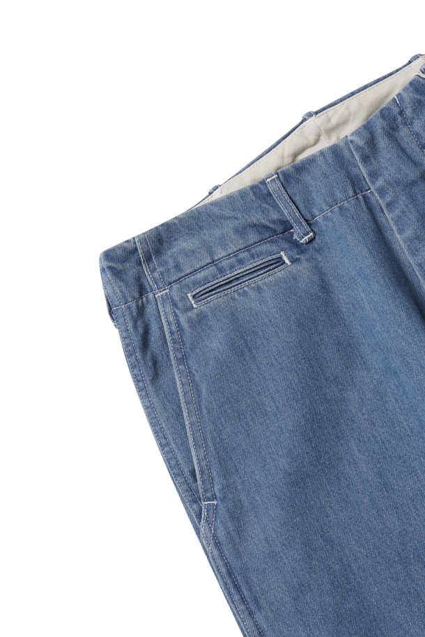 1940년대 미군 치노팬츠를 기반으로 디자인된 Wide Denim Pants - Light Indigo는 빈티지 무드를 살린 남성용 데님 팬츠입니다. 라이트 인디고 컬러와 와이드 핏으로 스타일리시함을 더하며, 봄, 여름, 가을 시즌에 착용하기 적합합니다. 얇은 두께의 데님 소재로 제작되어 가볍고 속건 기능까지 갖춰 편안한 착용감을 선사합니다.
