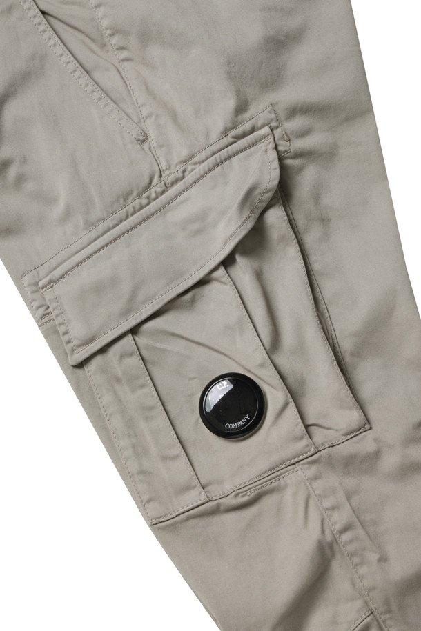 스트레치 새틴 카고 렌즈 팬츠 - 빈티지 카키는 면 소재의 레귤러 핏 카고 팬츠입니다. 봄, 가을에 착용하기 좋으며, 일상 및 캐주얼 스타일에 적합합니다. 밀리터리 및 캐주얼 무드를 연출하며, 조절 가능한 조임끈, 벨트 루프, 사이드 포켓, 카고 플랩 스냅 포켓 등의 특징이 있습니다. 렌즈 디테일과 로고 라벨, 가먼트 염색, 지퍼 잠금 방식으로 디자인되었습니다.
