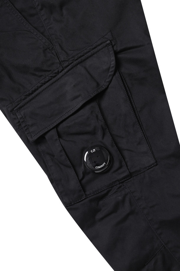 스트레치 새틴 카고 렌즈 팬츠 - BLACK는 캐주얼, 스트리트, 미니멀 스타일을 아우르는 남성용 카고 팬츠입니다. 사계절용으로, 면 소재의 레귤러핏 긴 바지이며, 허리 조절 끈, 벨트 루프, 지퍼 잠금, 사이드 포켓, 카고 포켓, 플랩 스냅 포켓, 렌즈 디테일, 로고 라벨 등 다양한 특징을 갖추었습니다. 무지 패턴에 보통 두께감과 촉감을 가지고 있어, 편안한 착용감을 선사하며, 산책룩에 적합합니다. 가먼트 염색으로 제작되어, 세련된 느낌을 더했습니다.
