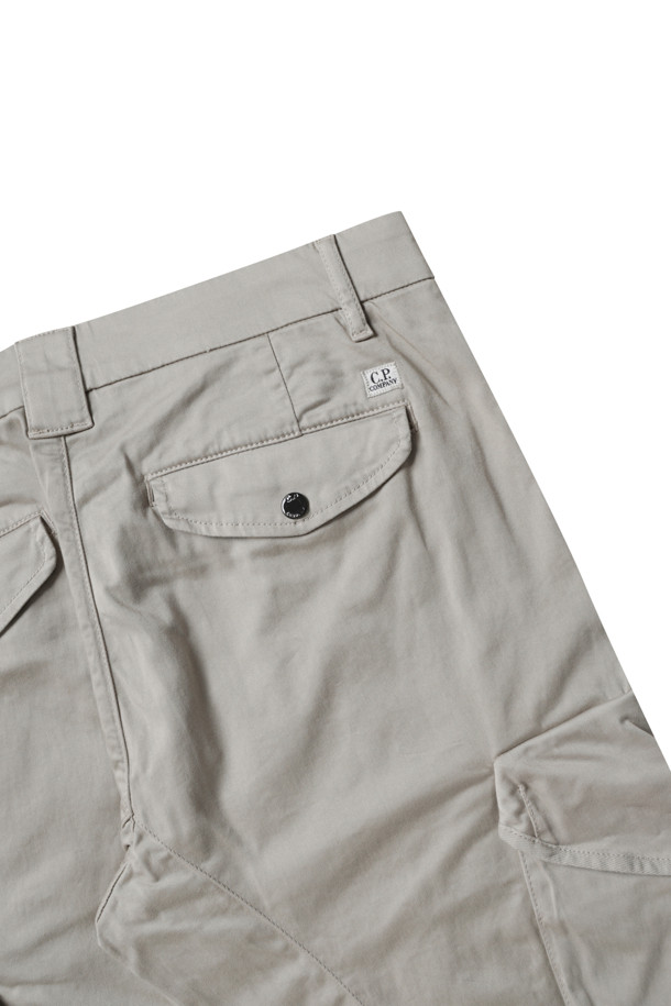 C.P COMPANY - 캐주얼팬츠 - Stretch Sateen Utility Cargo Lens Pants - VINTAGE KHAKI