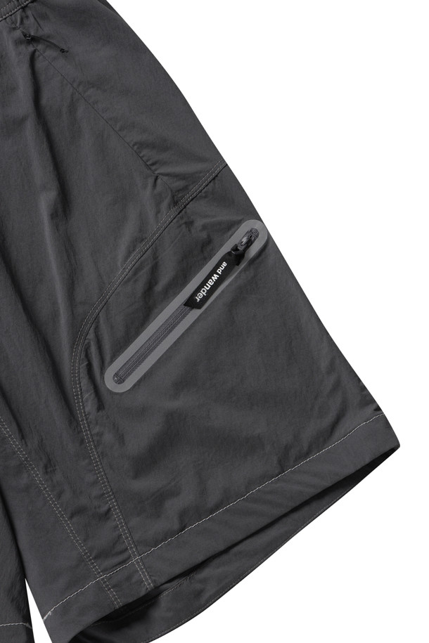 라이트 하이크 쇼트 팬츠 (차콜)는 봄, 여름 시즌 아웃도어 활동과 하이킹에 적합한 반바지입니다. 가볍고 부드러운 나일론 소재로 제작되어 편안한 착용감을 선사하며, 발수 기능과 뛰어난 신축성을 제공하여 활동성을 높였습니다. 레귤러핏으로 제작되어 스포티하면서도 캐주얼한 스타일을 연출하며, 허벅지 포켓과 야간 반사 스티칭으로 실용성과 안전성을 더했습니다. 밴딩 처리된 허리로 편안한 착용감을 제공하며, 여행, 등산, 캠핑룩은 물론 고프코어룩까지 다양한 스타일에 활용 가능합니다.
