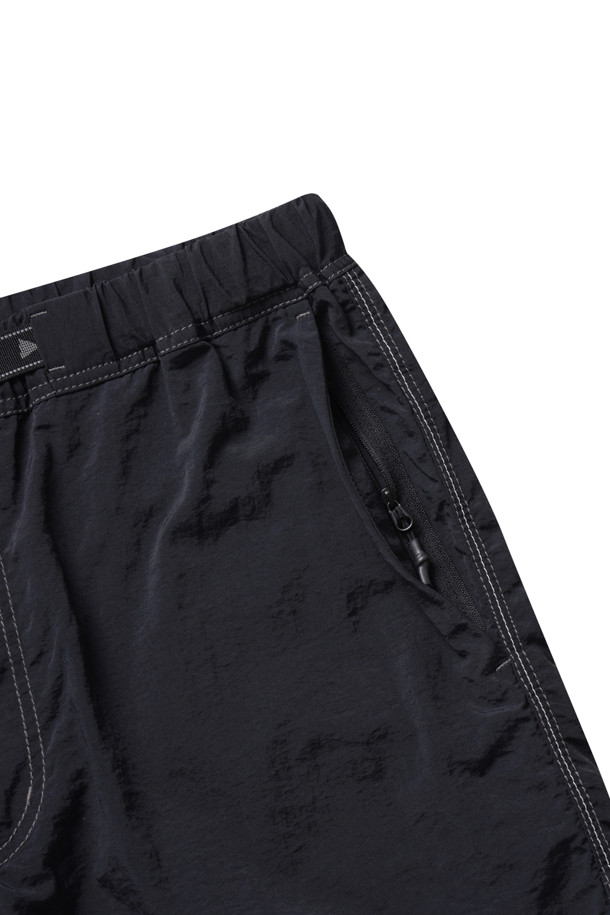 Ny(엔와이) 태피터 하이커 숏팬츠 - 블랙은 가볍고 시원한 착용감을 제공하는 하이킹 및 아웃도어 활동에 최적화된 숏팬츠입니다. 봄, 여름 시즌에 적합하며, 발수 기능과 자외선 차단 기능으로 쾌적한 활동을 돕습니다. 나일론과 태피터 소재를 사용하여 내구성이 뛰어나며, 3차원 컷팅으로 활동성을 높였습니다. 레귤러핏으로 편안하게 착용 가능하며, 반사 스티칭과 야간 가시성으로 안전성을 더했습니다. 등산룩, 캠핑룩, 여름 바캉스룩 등 다양한 TPO에 스포티, 고프코어, 캐주얼 스타일을 연출할 수 있습니다.
