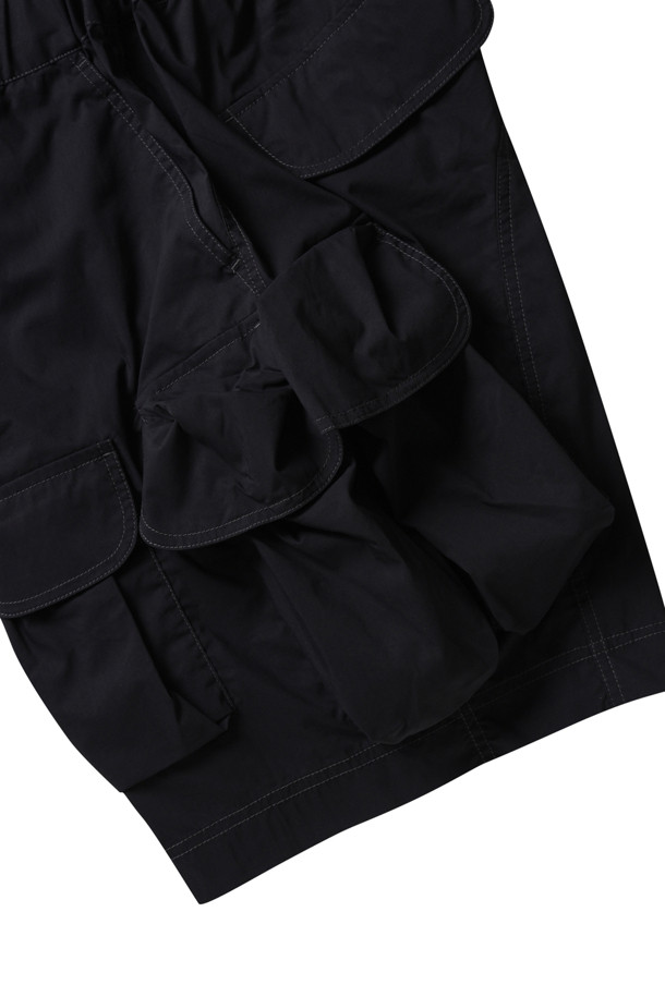 멀티 포켓 숏 팬츠 (M) - 블랙은 시원하고 편안한 여름철 스타일을 위한 필수템입니다. 가볍고 얇은 나일론 소재로 제작되어 흡습 및 속건 기능으로 쾌적함을 유지하며, 루즈핏 디자인으로 편안한 착용감을 선사합니다. 블랙 컬러에 무지 디자인으로 어떤 상의와도 쉽게 매치할 수 있어 캐주얼, 미니멀, 리조트룩 등 다양한 스타일을 연출할 수 있습니다. 넉넉한 수납을 위한 멀티 포켓 디테일이 돋보이며, 허리 밴딩으로 활동성을 더했습니다. 동네 마실, 여행, 휴가 등 TPO에 구애받지 않고 활용하기 좋습니다.
