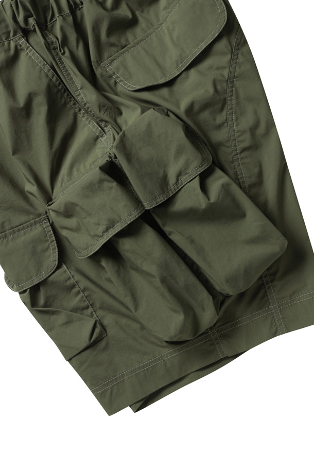 멀티 포켓 숏 팬츠 (M) - 카키는 시원하고 편안한 여름 스타일을 위한 남성용 반바지입니다. 얇은 두께의 타입라이터 소재로 제작되어 흡습 및 속건 기능을 갖춰 쾌적한 착용감을 제공합니다. 루즈핏으로 편안하며, 밀리터리 및 캐주얼 스타일을 동시에 연출할 수 있습니다. 넉넉한 수납을 위한 다수의 포켓이 특징이며, 밴딩 처리로 편리함을 더했습니다. 동네 마실룩, 휴가룩, 바캉스룩 등 다양한 상황에 활용하기 좋은 아이템입니다.
