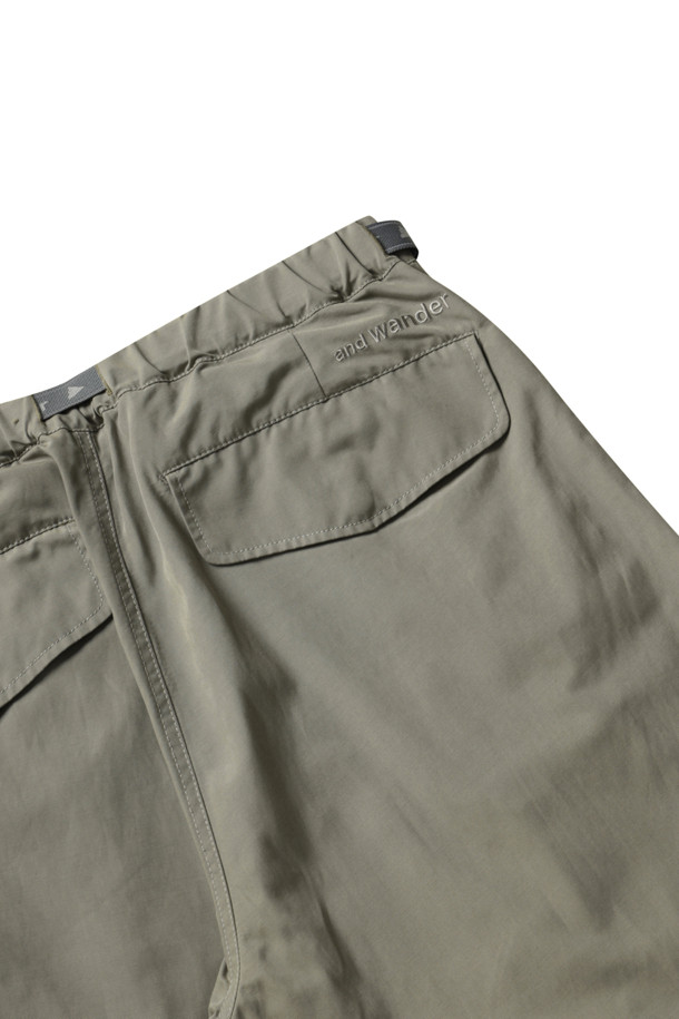 **하이 카운트 클로스 사이드 집 헴 팬츠 - 그레이 베이지**

남성용 조거 팬츠입니다. 얇은 두께의 나일론 소재로 제작되어 봄, 가을에 착용하기 좋으며, 릴랙스 핏으로 편안한 착용감을 제공합니다. 카키, 올리브 색상으로 밀리터리, 스트릿 스타일을 연출하기에 적합합니다. 하단 지퍼 디테일과 발수 기능이 돋보이며, 고밀도 소재와 군용 바지에서 영감을 받은 디자인이 특징입니다. 일상, 캐주얼, 동네 마실룩, 산책룩 등 다양한 TPO에 활용 가능합니다.
