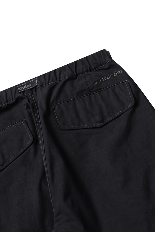 고밀도 원단으로 제작되어 봄, 가을에 착용하기 좋은 블랙 컬러의 하이 카운트 클로스 사이드 집 헴 팬츠입니다. 다리가 길어 보이는 레귤러 핏으로, 밀리터리 스타일과 미니멀, 캐주얼, 시크한 무드를 연출할 수 있습니다. 밑단 지퍼 디테일이 특징이며, 출근룩과 데이트룩에 모두 잘 어울립니다. 발수 기능을 갖춰 실용성까지 더했습니다. 남성 고객을 위한 긴 기장의 바지입니다.
