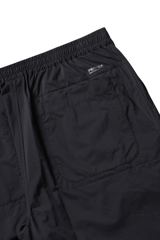 TECH TRAVEL PANTS (테크 트래블 팬츠) - 블랙은 여행과 일상에서 폭넓게 활용 가능한 테크 트래블 팬츠입니다. 봄, 여름, 가을 계절에 적합하며, 얇고 가벼운 퍼텍스, 나일론 소재로 제작되어 편안한 착용감을 제공합니다. 90년대 아웃도어 디자인에서 영감을 받은 스포티하고 캐주얼한 스타일로, 레귤러 핏의 긴 바지입니다. 경량 및 패커블 기능을 갖춰 여행 시 휴대와 관리가 용이하며, 산책룩, 가을 나들이룩 등 다양한 TPO에 활용 가능합니다. 미니멀한 디자인의 무지 블랙 컬러로 어떤 상의와도 잘 어울립니다.
