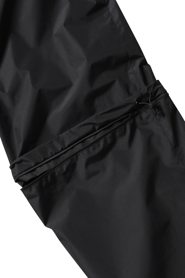고어텍스 윈드스토퍼 테크 2way 윈드브레이커 팬츠 - 블랙은 남녀 공용으로, 봄, 가을에 활용하기 좋은 윈드브레이커 바지입니다. 방수, 방풍 기능은 물론, 가볍고 활동적인 레귤러핏으로 제작되어 아웃도어 및 일상에서도 편안하게 착용할 수 있습니다. 무릎 탈부착 디테일과 밑단 조절 지퍼, 뒷면 통풍 포켓, 옆주머니 지퍼 등 다양한 기능성 디테일을 갖추었습니다. 여행, 산책, 캠핑 등 다양한 TPO에 맞춰 스포티, 캐주얼, 고프코어 스타일을 연출해보세요.

