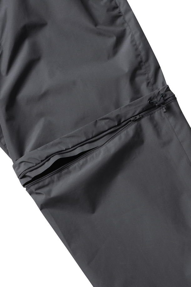 고어텍스 윈드스토퍼 테크 2웨이 윈드브레이커 팬츠 - 차콜은 남녀 공용으로 착용 가능한 윈드브레이커 팬츠입니다. 봄, 가을 시즌 아웃도어 및 일상생활에서 활용하기 좋으며, 스포티, 캐주얼, 고프코어 스타일을 연출할 수 있습니다. 방수, 방풍, 경량 기능을 갖춘 고어텍스 소재와 나일론 소재를 사용하여 외부 환경으로부터 보호해 줍니다. 레귤러핏으로 편안한 착용감을 제공하며, 옆주머니 지퍼, 밑단 조절 지퍼, 뒷면 통풍 포켓, 탈부착 무릎 디테일, 패커블 기능이 있어 실용적입니다. 등산, 여행, 캠핑 등 다양한 TPO에 적합합니다.
